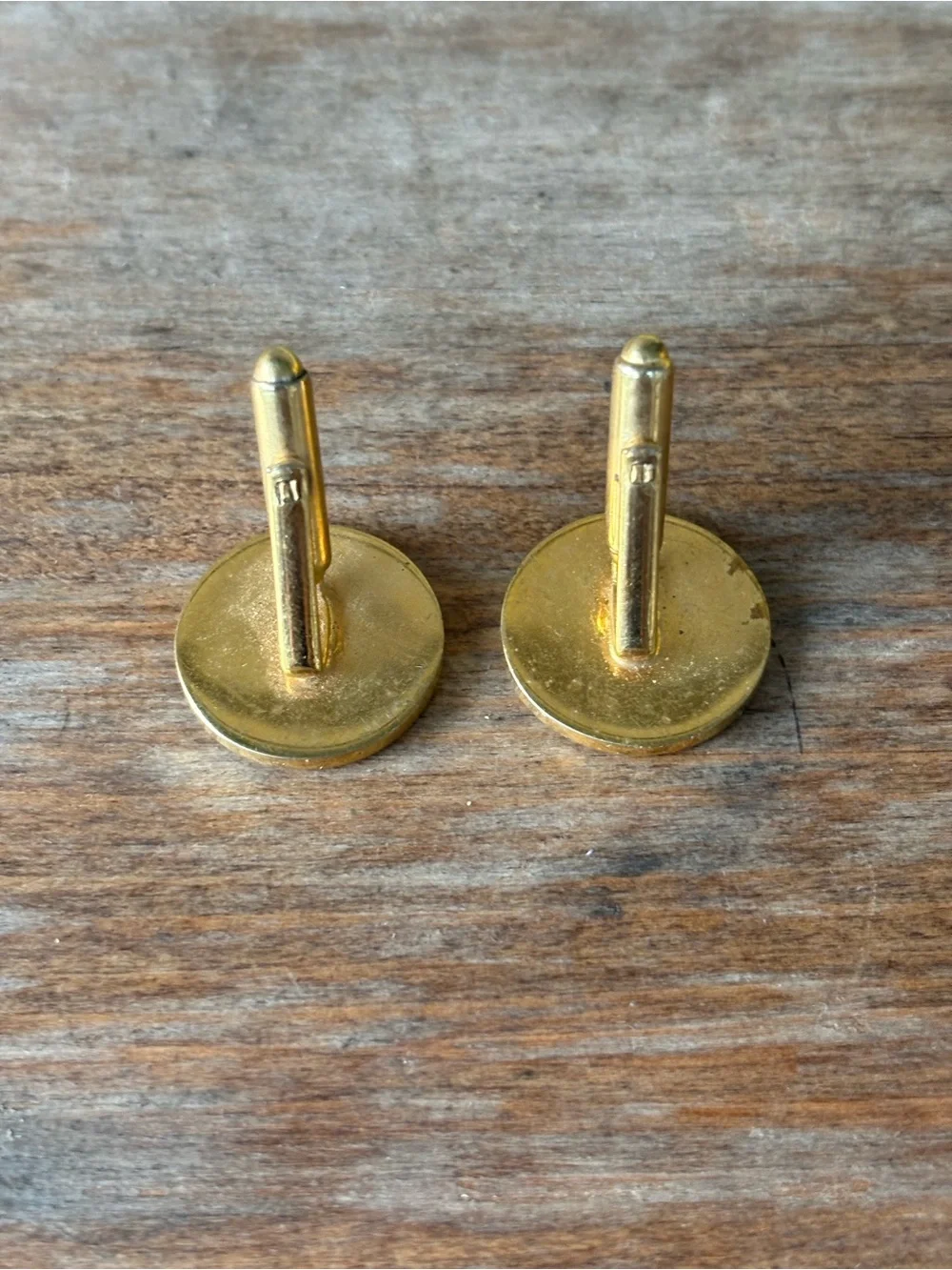 Gold-toned cufflinks feature a full-color enamel Presidential Seal.